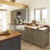 Kitchen cabinets with apron sink: ChalonHandmade/flickr