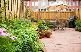 A privacy fence and garden protect an urban garden. (Photo: ImagesbyDebraLee/istockphoto.com)
