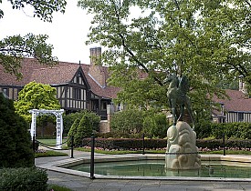 Meadowbrook Hall's garden [David Yarnall via Wikimedia Commons]
