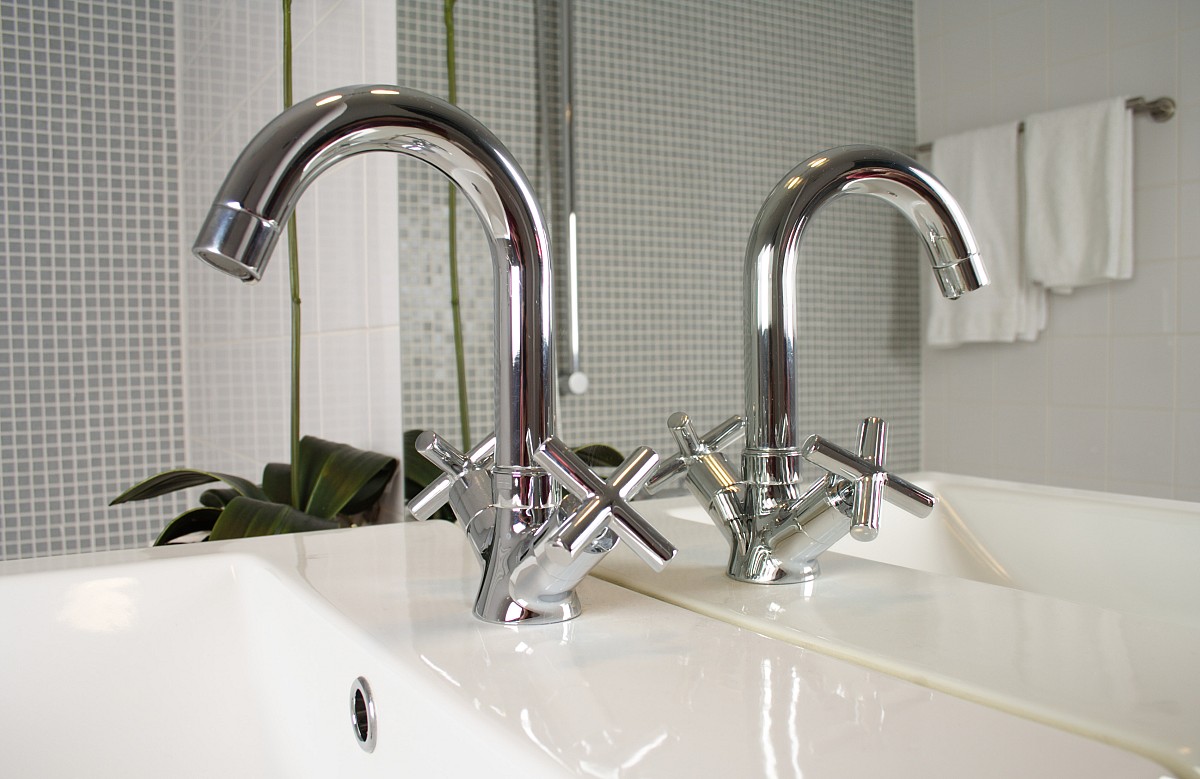 Clean tile and new fixtures are attractive to buyers. (Photo: Fleur Suijten/sxc.hu)