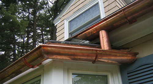 A custom copper gutter. (Photo: Ctd 2005/Flickr)