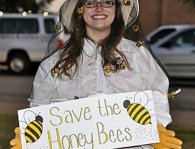 We agree! Save the honey bees! (kimberlykv/sxc.hu)