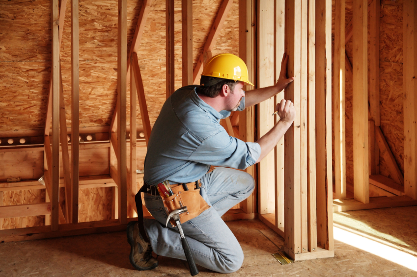 Photo of contractor by a/kurtz/istockphoto.com.