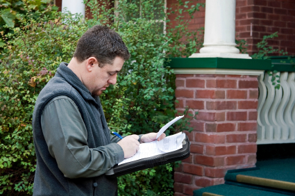 Photo of a home inspector by ImageInnovation/istockphoto.com.