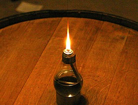 Photo of DIY light bulb oil lamp by Repoort/Flickr.