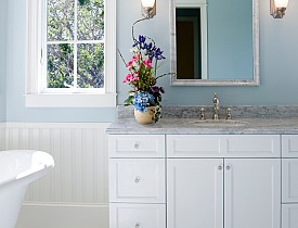 The neutral color scheme takes this bathroom from normal to spa-like. (Photo: Terryj/istockphoto.com)