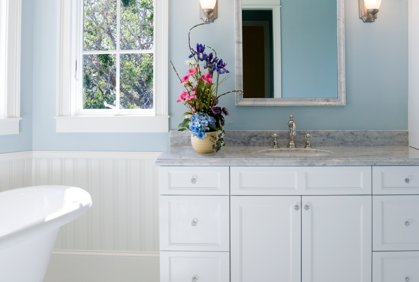 The neutral color scheme takes this bathroom from normal to spa-like. (Photo: Terryj/istockphoto.com)