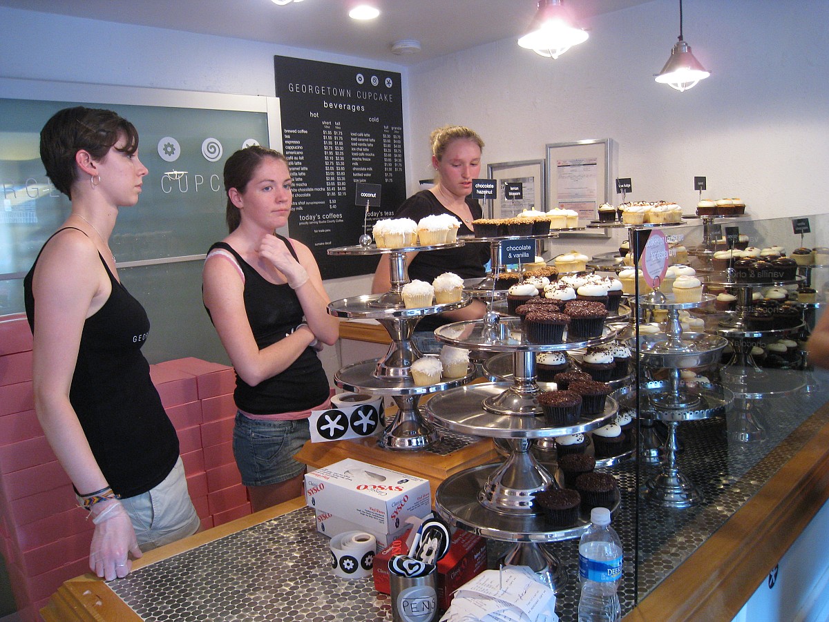 The interior of Georgetown Cupcake. (Photo: Mastermaq/Wikimediacommons.)