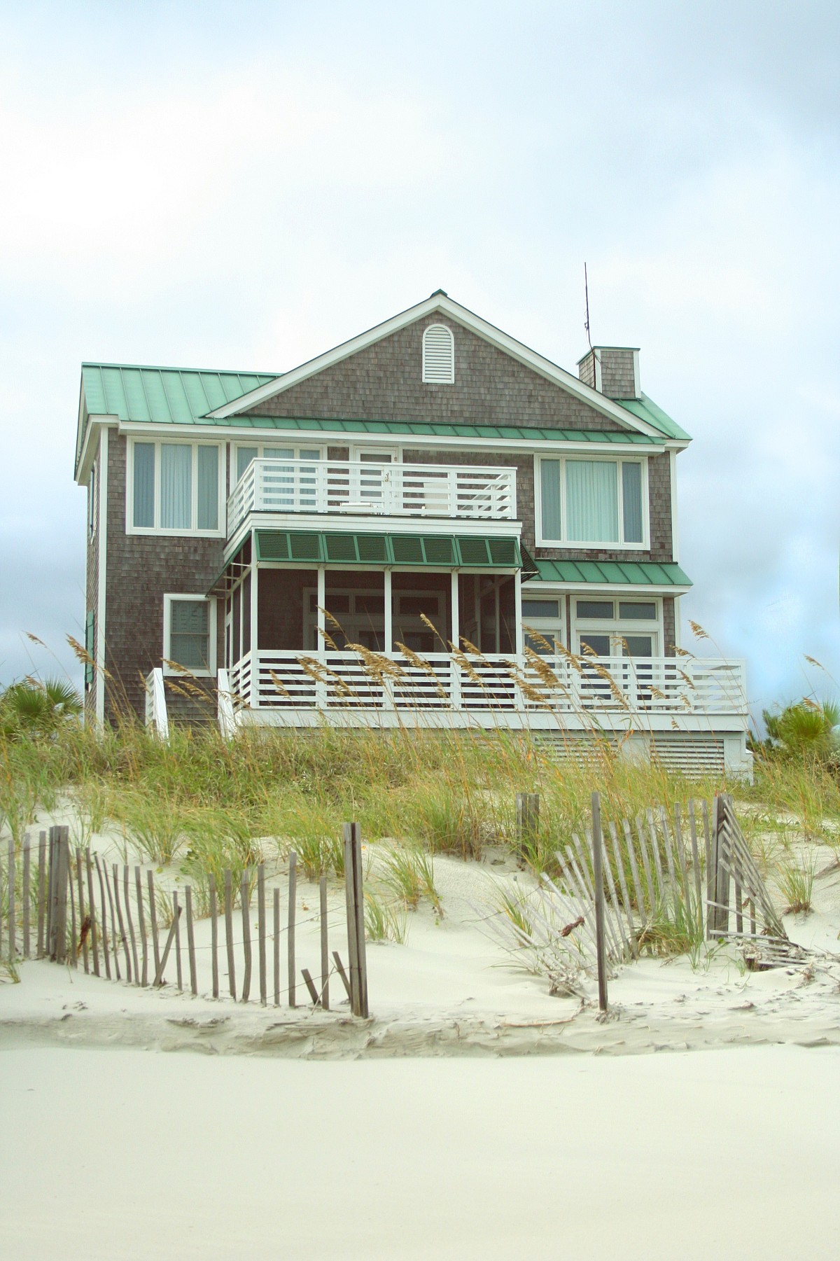 Photo of a beach house with a screened in porch by lightbulbf/sxc.hu.