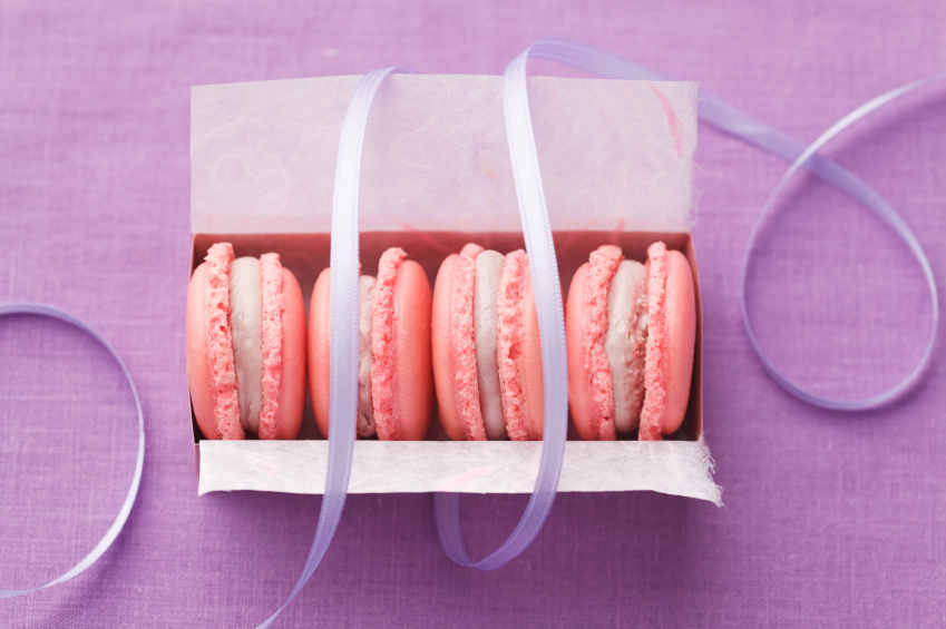 Macarons are a nice hostess gift. (Photo: Redphotographer/istockphoto.com)