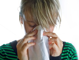 An allergy sufferer sneezes. (Photo: evah/sxc.hu)