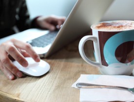 Working at the computer with a cup of coffee is pretty much my life. (Photo: blackred/istockphoto.com)