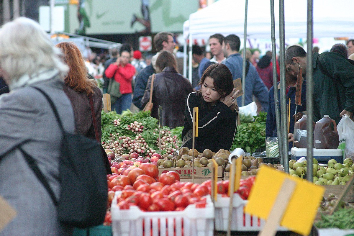 A woman picks fruit at the Union Square Farmer's Market in NYC. (Photo: Terence O'Brien/sxc.hu)