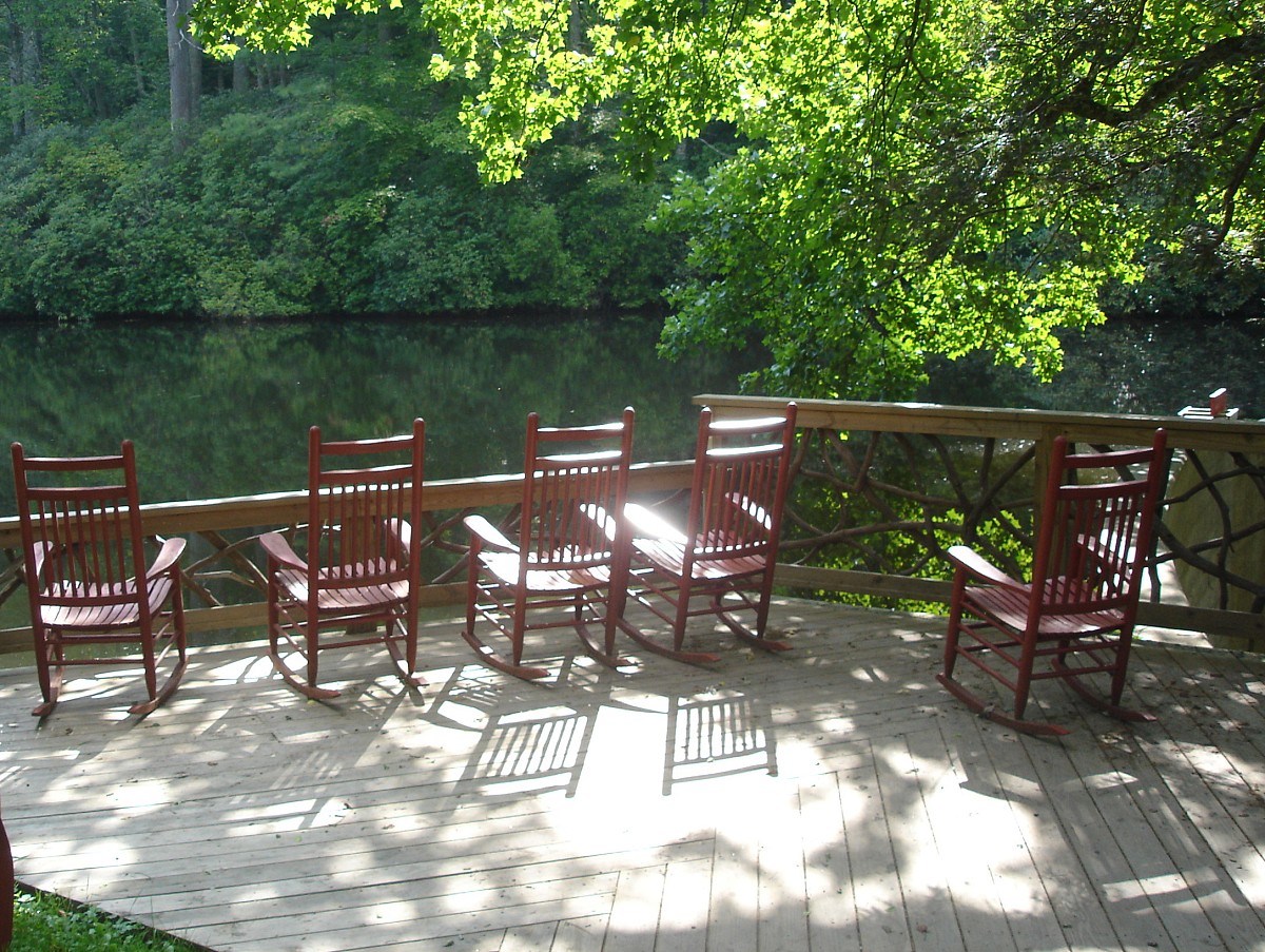 The living is easy when you can relax in a freshly refurbished deck chair. (Photo: veggiegretz/morguefile.com)