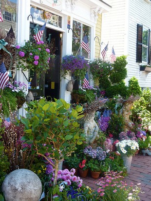 This shop in Marblehead, MA is a fine example of New England design style. (Photo: Massachusetts Office of Travel and Tourism/Flickr)