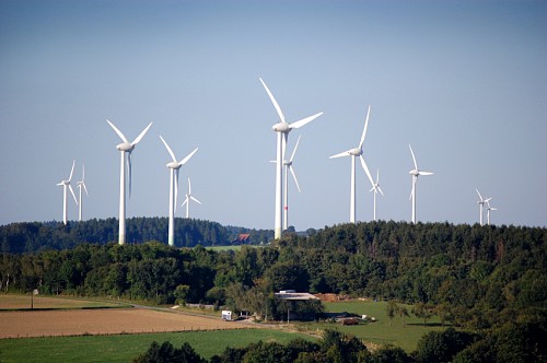 Photo of a wind farm by tomac1/istockphoto.com.