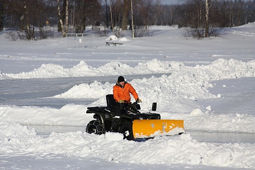 Snow plow by Pikku-Mikko/Wikimedia Commons