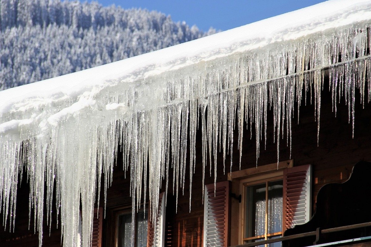 Icicles on gutters by 5598375/pixabay