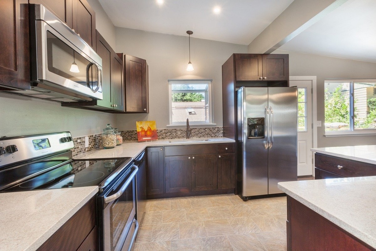 Quartz countertops in kitchen remodel by AddiGibson/pixabay