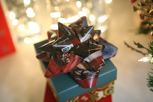 DIY paper bows like this can be made from telephone book pages. (Photo: ecokarenlee/flickr)