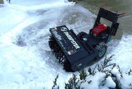 Power snow brush by Tomwsulcer/Wikimedia Commons