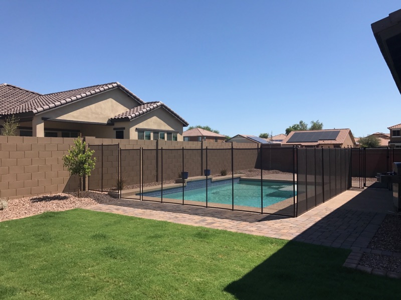 Movable mesh pool fence by Meb55/Wikimedia Commons