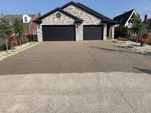 Exposed aggregate driveway Deccon Concrete Restoration [CC BY-SA 4.0 (https://creativecommons.org/licenses/by-sa/4.0)]