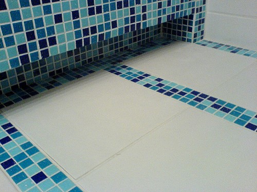 Ceramic bathroom floor with glass tile accent by Jos Zomerplaag/flickr 