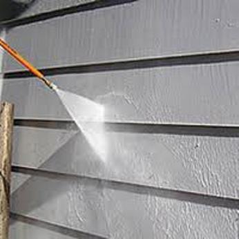 Pressure wash siding  Steened / Wikimedia Creative Commons