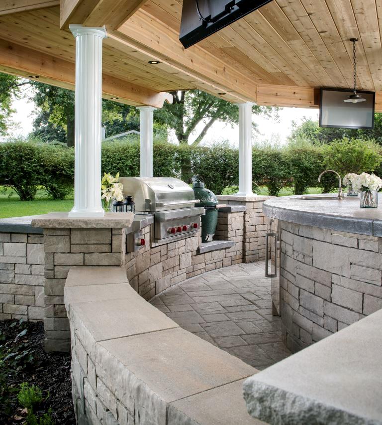 Outdoor kitchen island/courtesy of Belgard