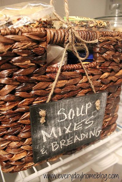 Barb Garrett of Hometalk's chalkboard pantry organizing is a dream.