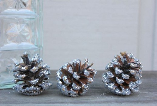 Glitter pine cones by The Elegant Nest via Hometalk.com.