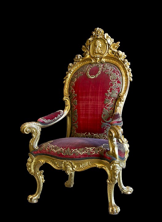Photo of the throne of Charles III of Spain by Jebulon/Wikimedia Commons.