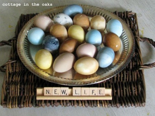 Natural dyed eggs and photo by Cottage in the Oaks via Hometalk.com.