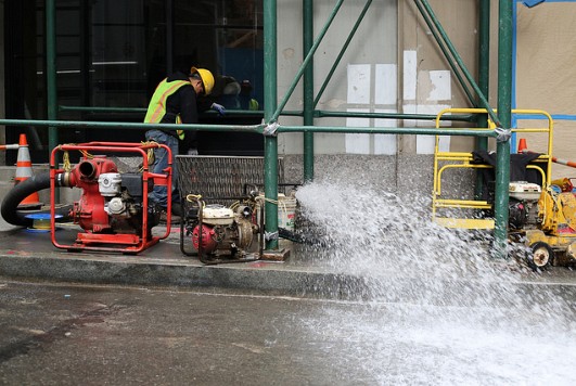 A worker pumps water out of a subway line near Wall St. in lower Manhattan. Photo: WarmSleepy/Flickr