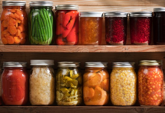 Photo of glass canning jars by YinYang/istockphoto.com.
