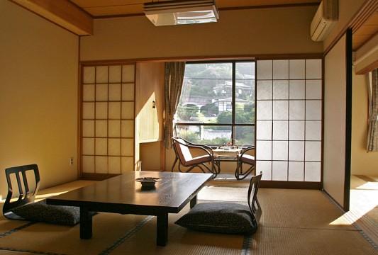 Photo of room divider screens in a Japanese dwelling by Terraxplorer/istockphoto.com. 