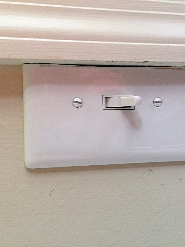 Lightswitch installation close to molding