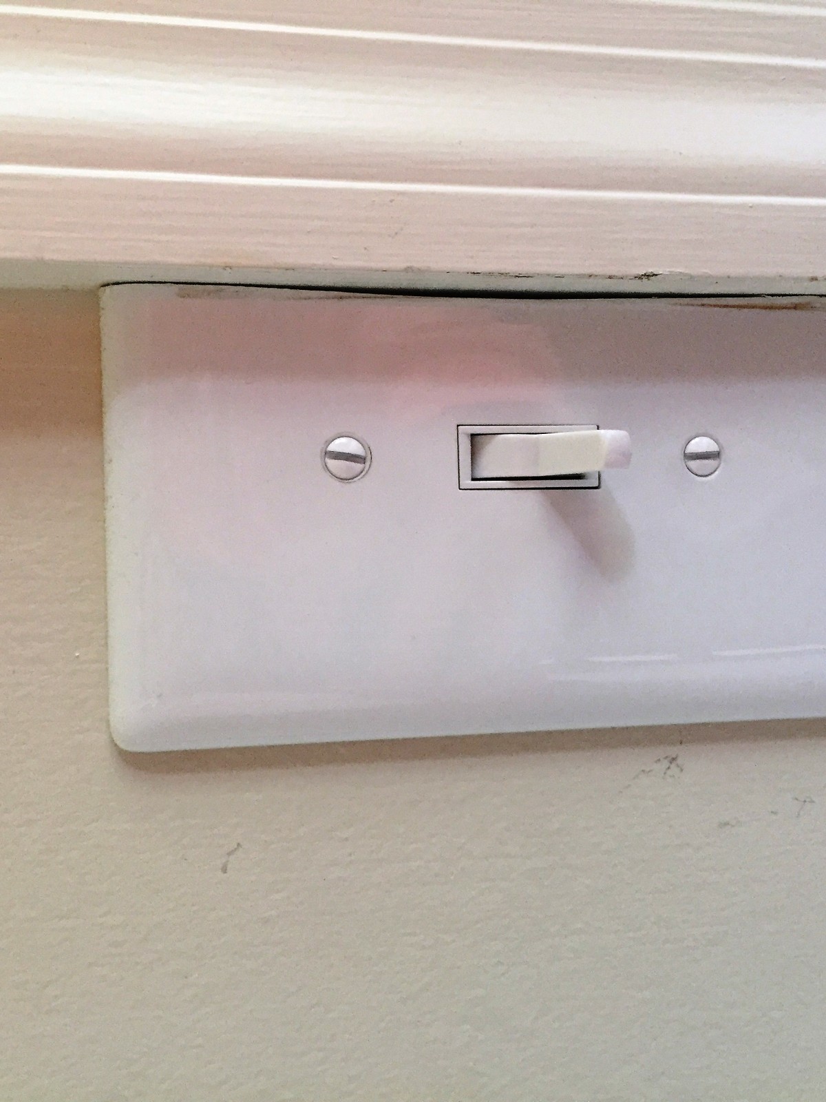 Lightswitch installation close to molding