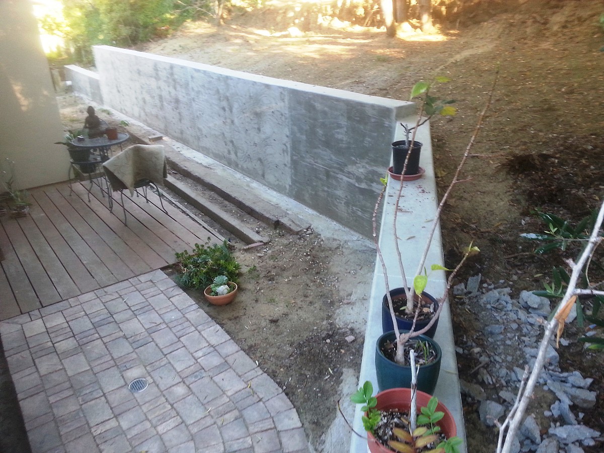 Poured concrete retaining wall